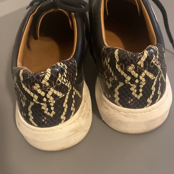 Vionic Simasa Black Leather Sneakers 7.5. Pre-Worn - Picture 2 of 5